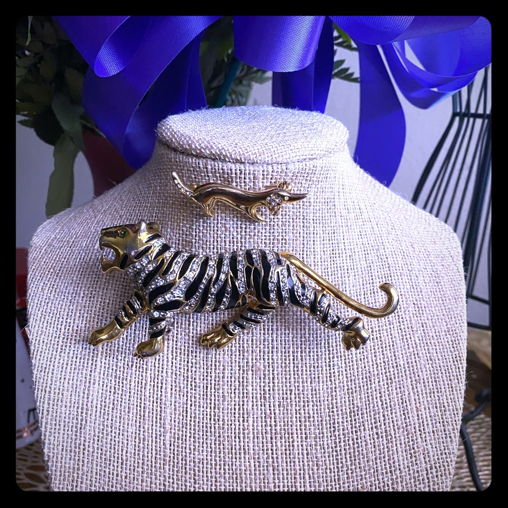 Gold and black tiger... Roarrr🐯
